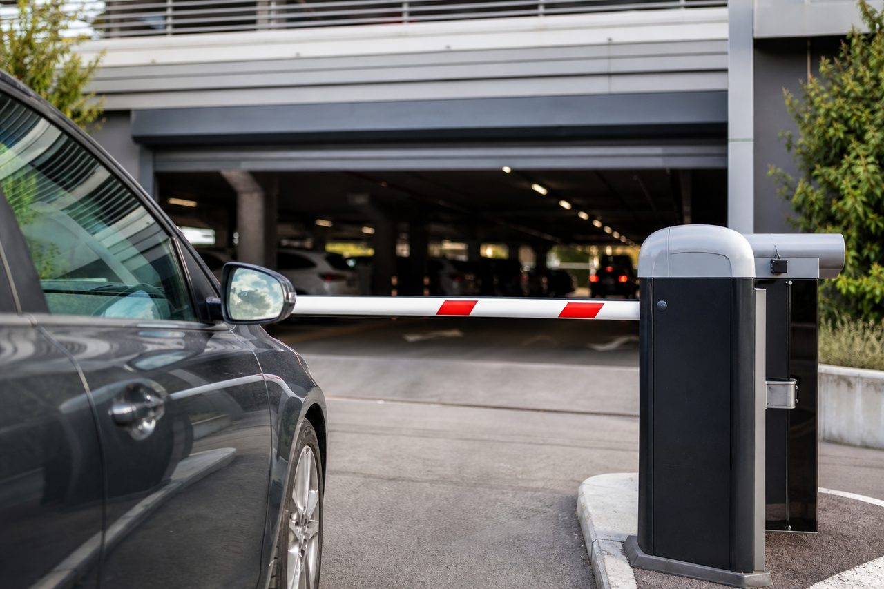 comment accéder au parking de l’aéroport?