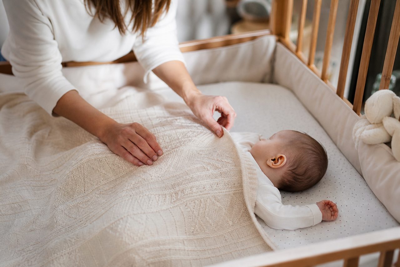 Comment introduire une couverture dans le lit de bébé en toute sécurité ?