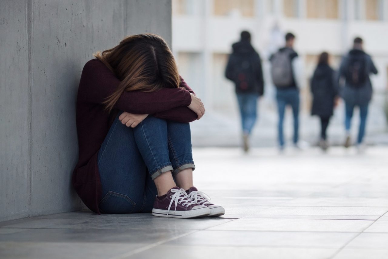 Comprendre le rejet social : analyse psychologique du sentiment ‘pourquoi personne ne m’aime’