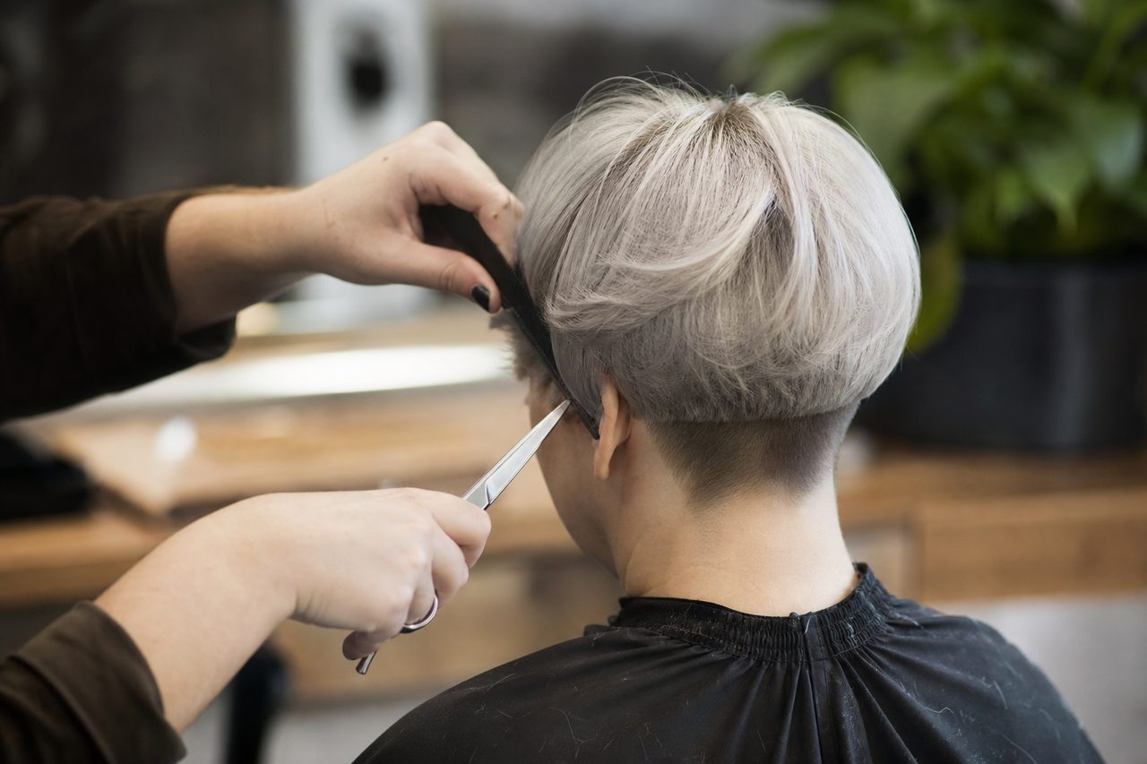 Coupe courte et stylisée : l’art de la précision pour sublimer votre look