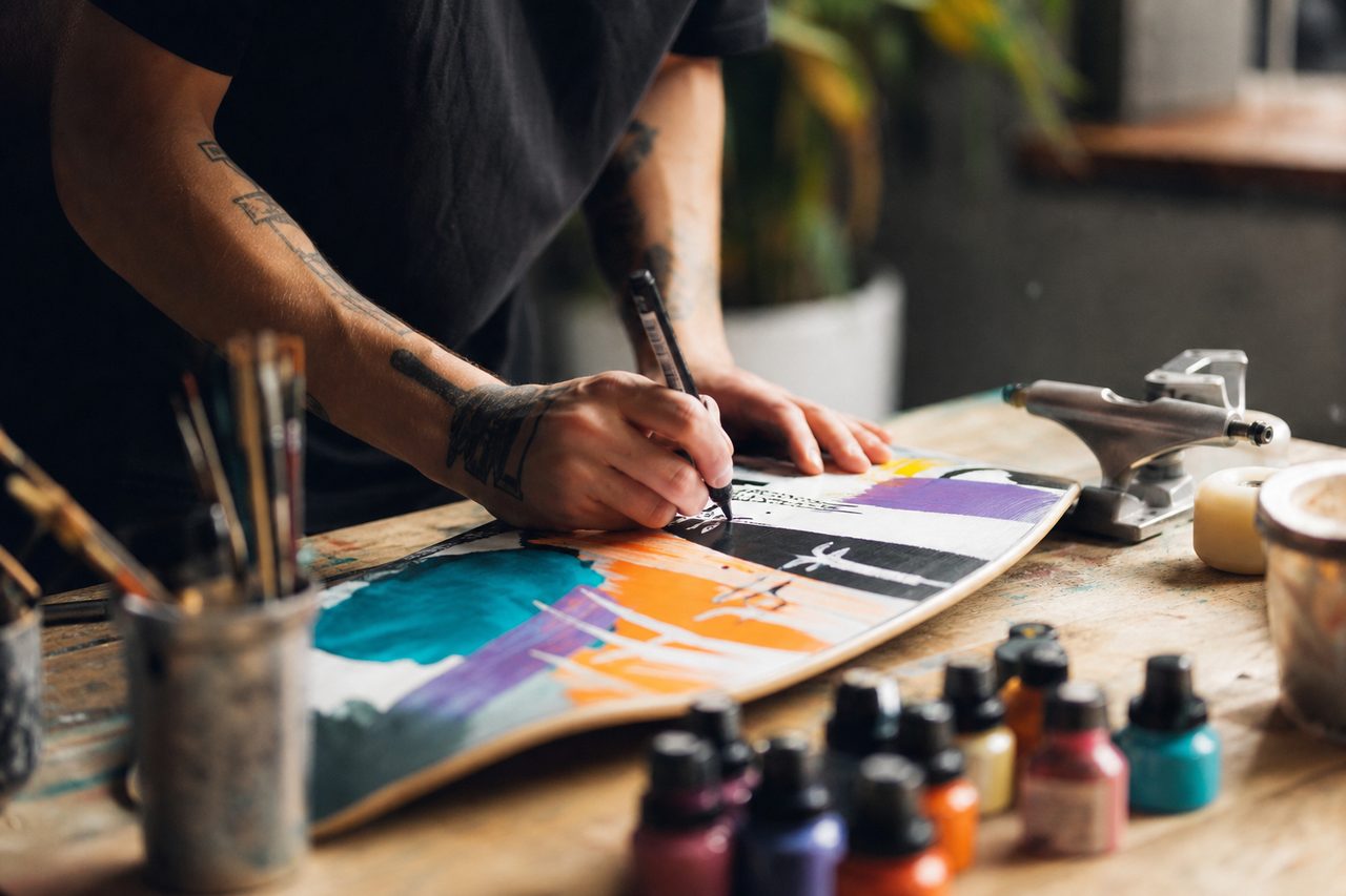 Customiser sa planche de skateboard : guide complet pour des motifs arty