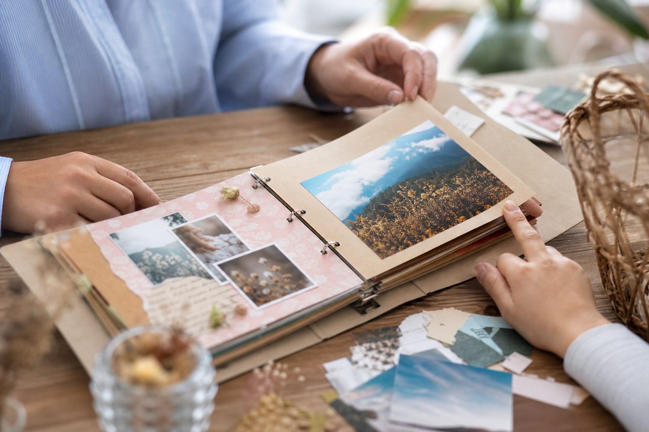 Découvrez comment réaliser un album photo scrapbooking