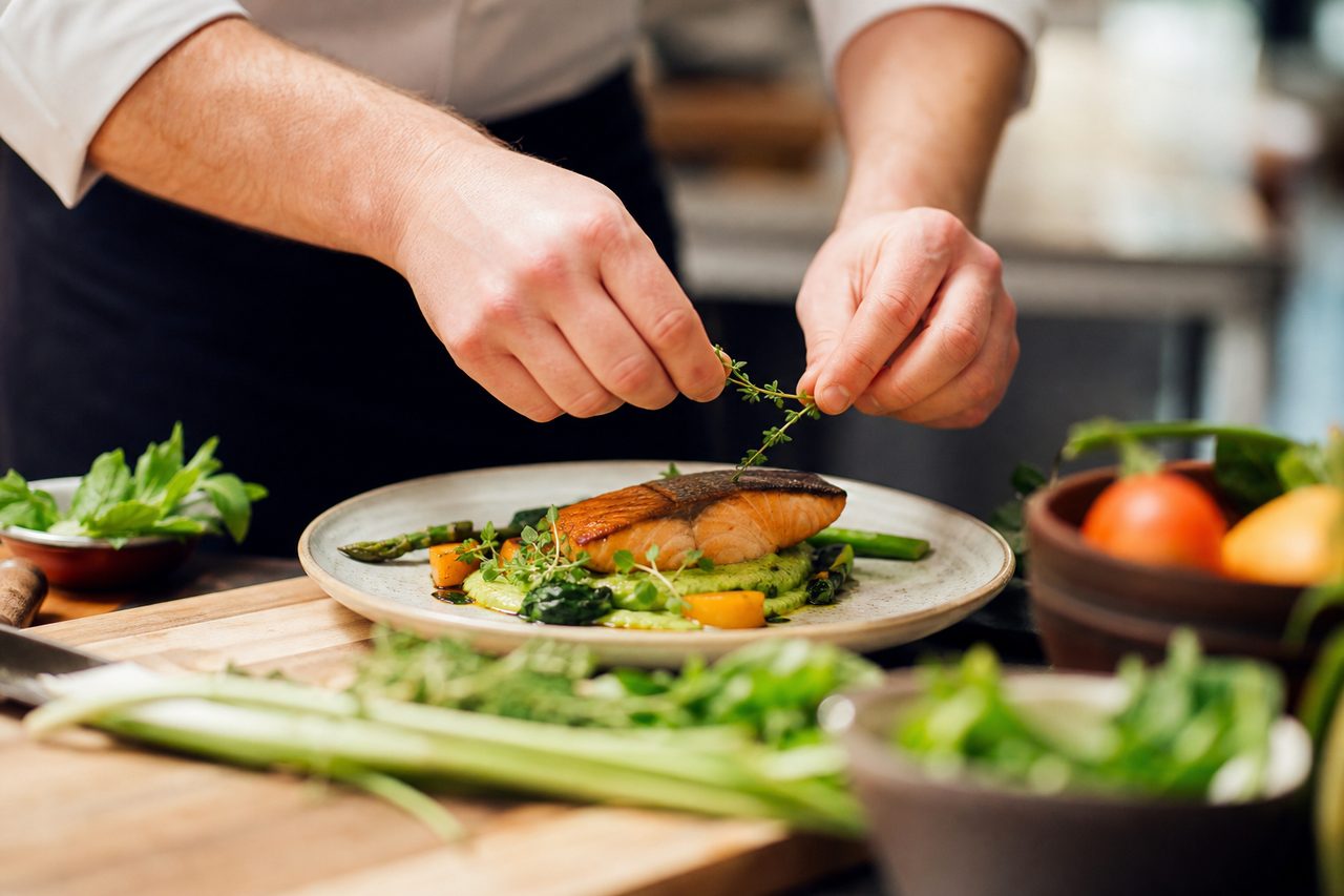 Devenir chef : explorer le parcours et les compétences nécessaires pour briller en cuisine