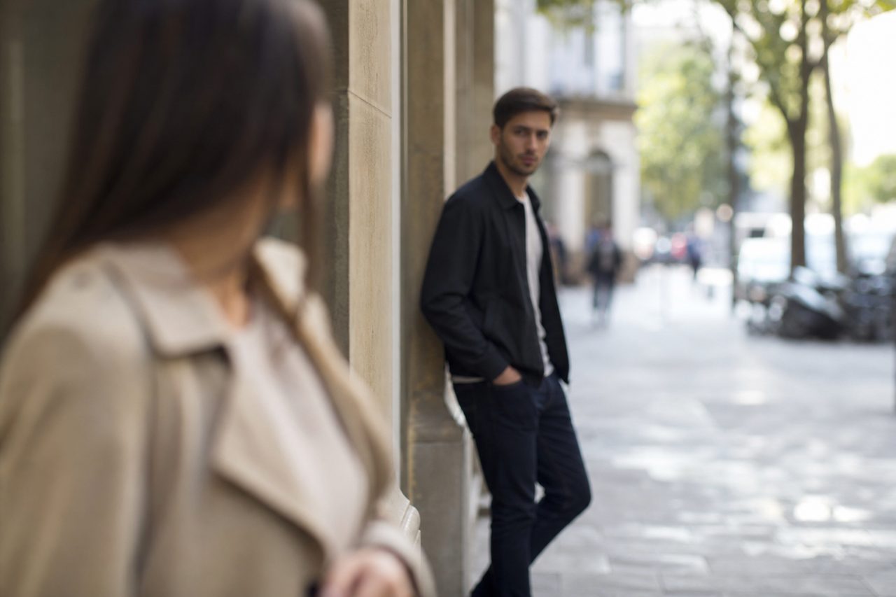 Interprétations psychologiques : pourquoi me regarde-t-il de loin et quels signaux en déduire ?