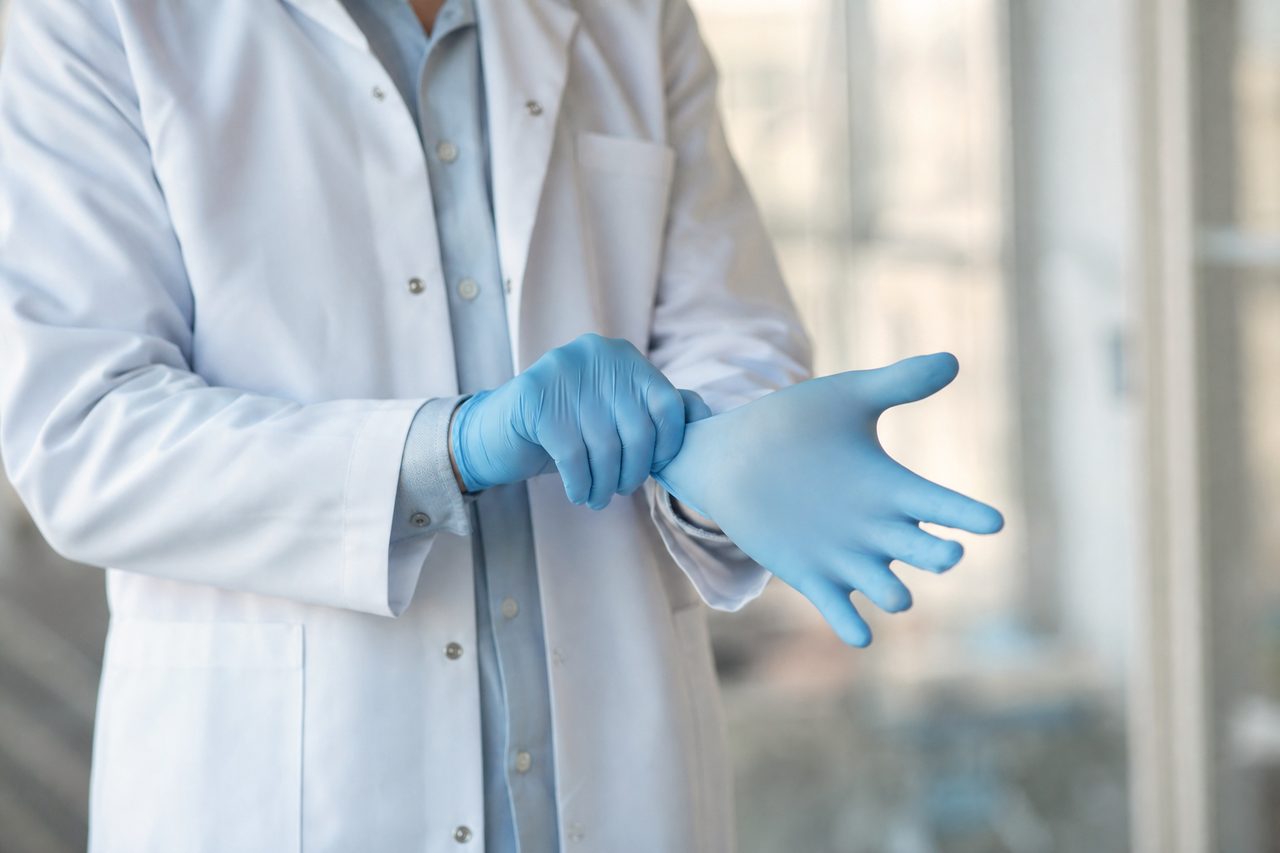 La blouse médicale : un vêtement essentiel pour la sécurité des professionnels de santé ?