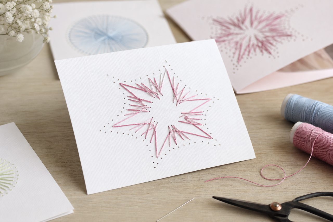 Les techniques de broderie sur papier pour carterie créative