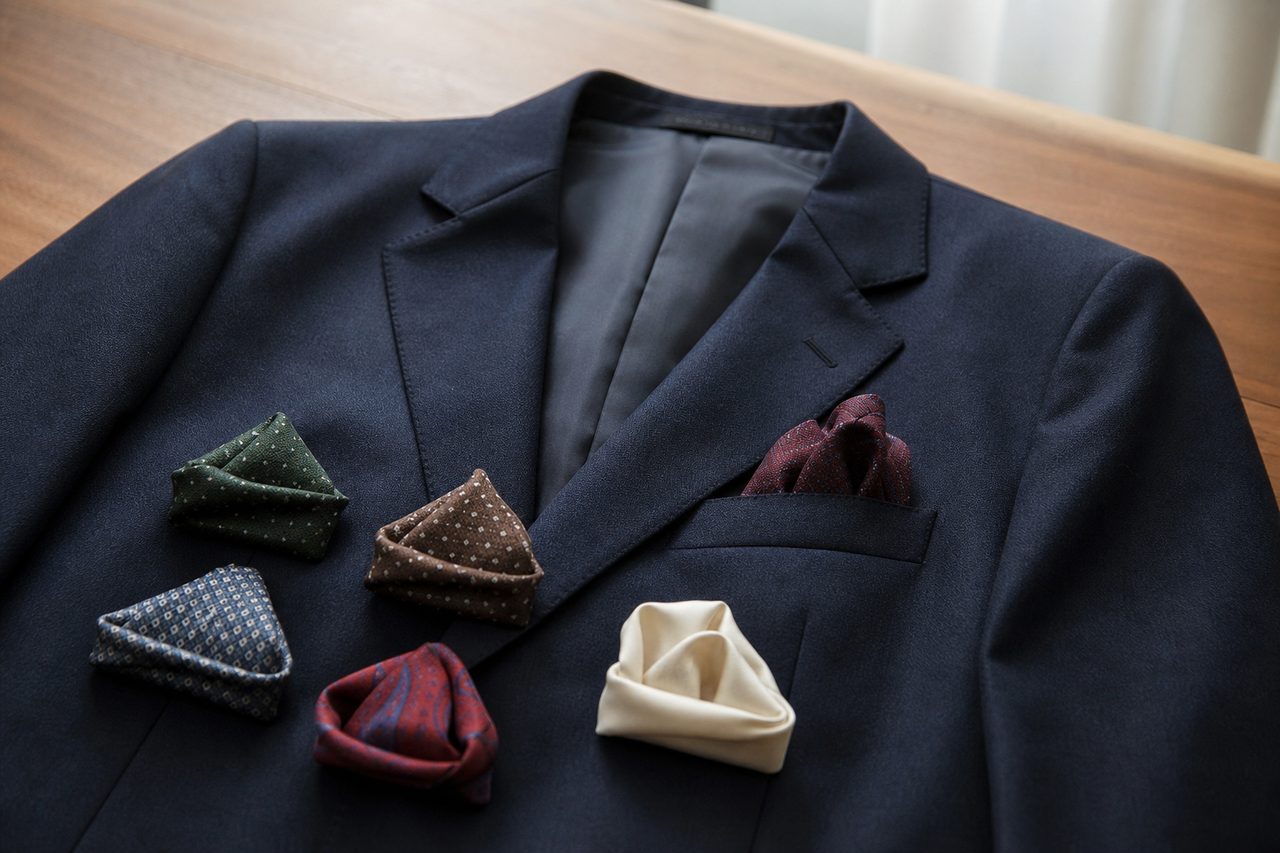 Pochettes de costume pour costume bleu marine : quelles couleurs privilégier