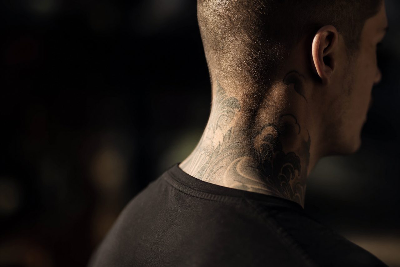 Pourquoi le tatouage cou chez l’homme apporte-t-il une touche de mystère ?