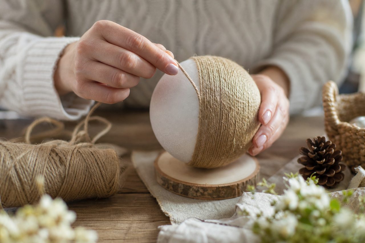 Projets créatifs : comment recouvrir une boule de polystyrène pour toutes occasions